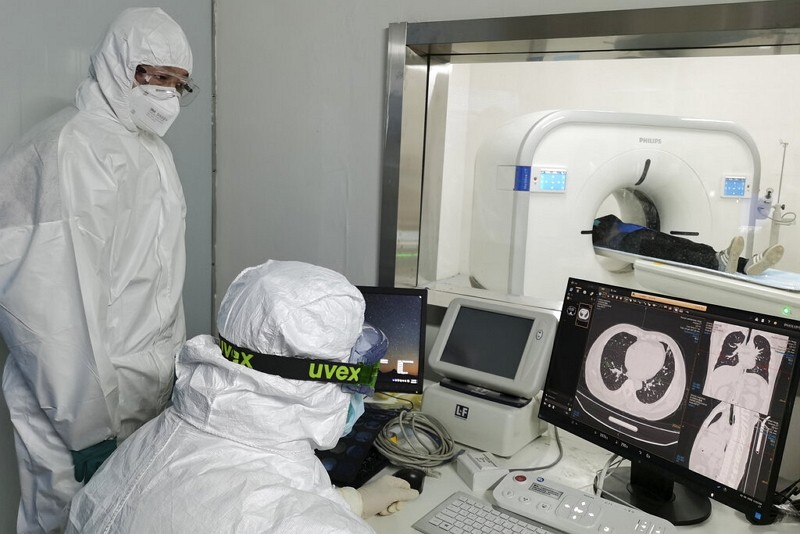 Doctors scan a patient's lungs at Houshenshan temporary hospital built for patients diagnosed with coronavirus in Wuhan. (AP photo)