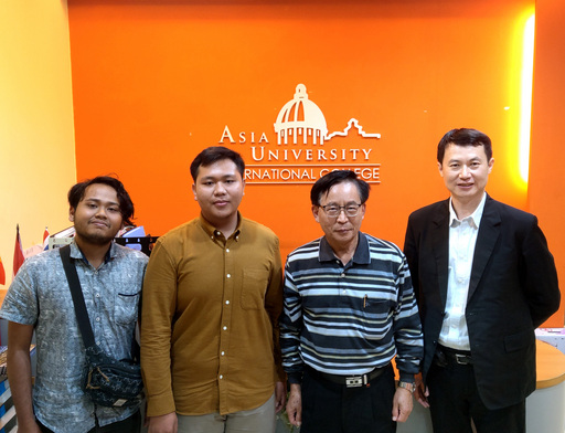 亞洲大學國際學院陳英輝院長 (右2) 與和商品系龍希文主任與完成TEEP計畫的印尼國際生合影(翻攝自亞洲大學網站)
