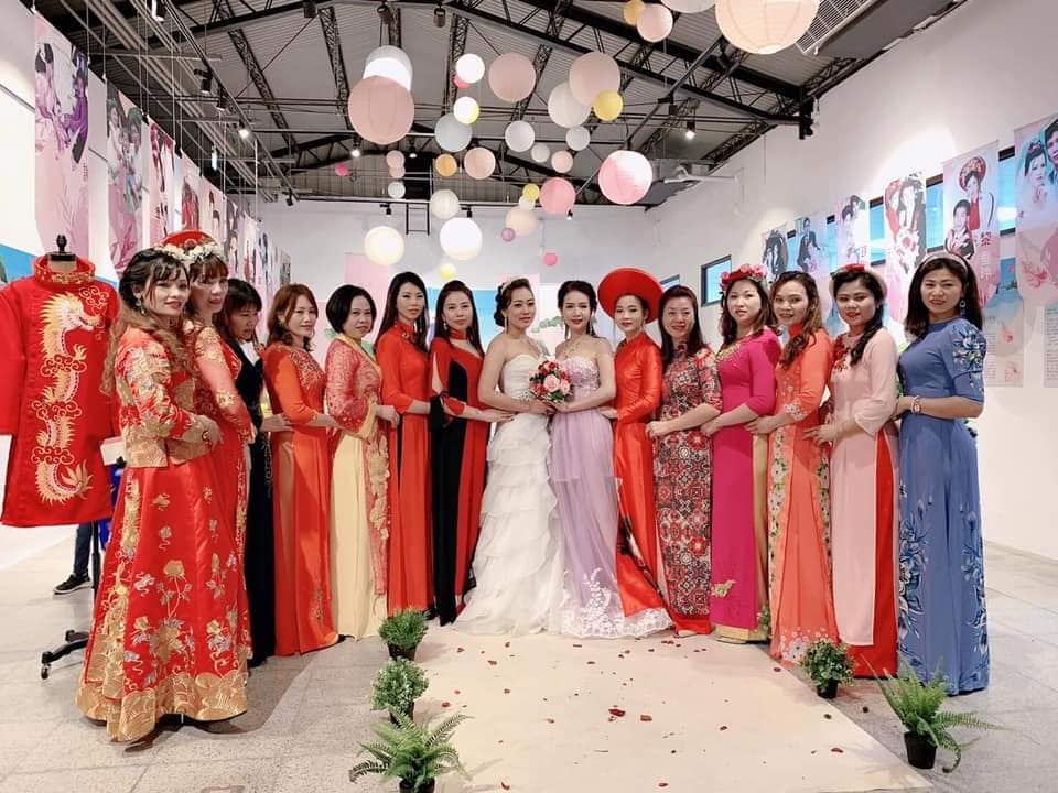 新住民姊妹們穿上各有特色的婚服(桃園市越配權益促進會提供)