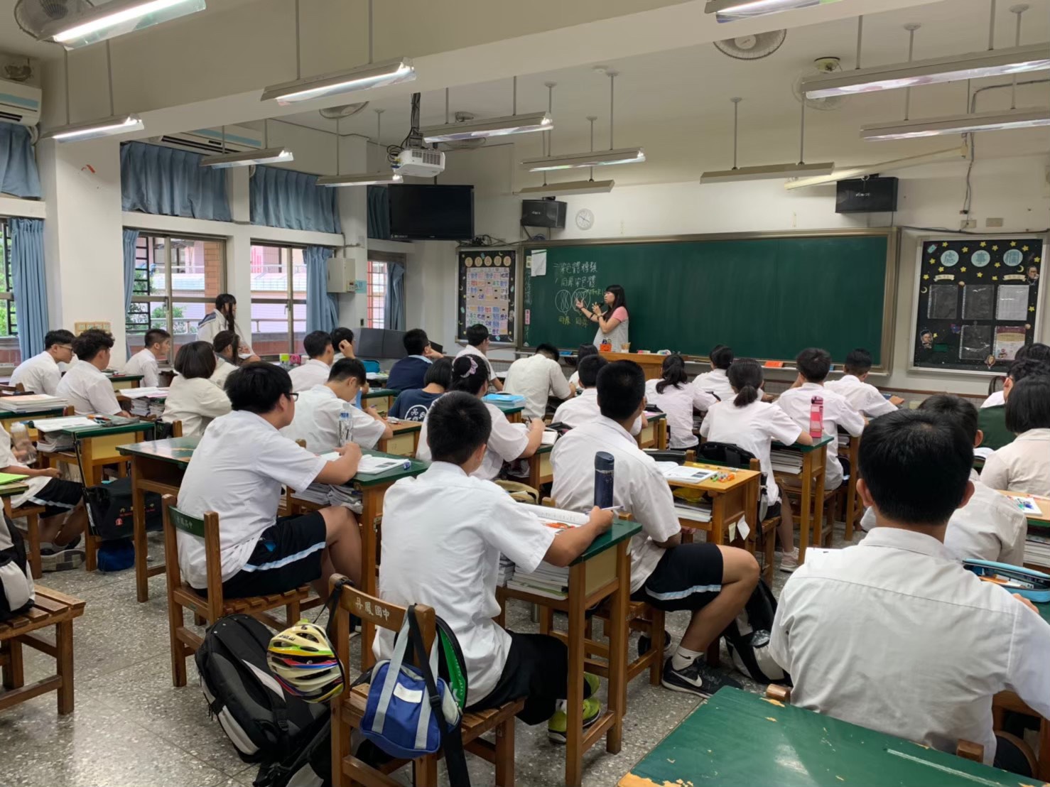 Kota Taipei Baru telah menyiapkan jendela pendaftaran untuk kursus tambahan membantu siswa Cina, Hong Kong, dan Macao yang kembali. (Foto diambil dari situs web Biro Pendidikan Kota Taipei Baru)
