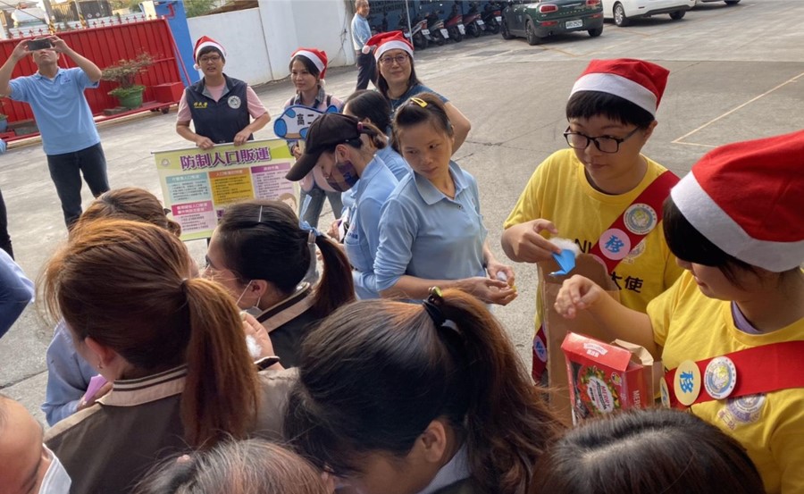 移民青年大使搭乘行動服務列車，與移民署並肩關懷新住民及移工，為活動注入青春活力(移民署高二站提供)