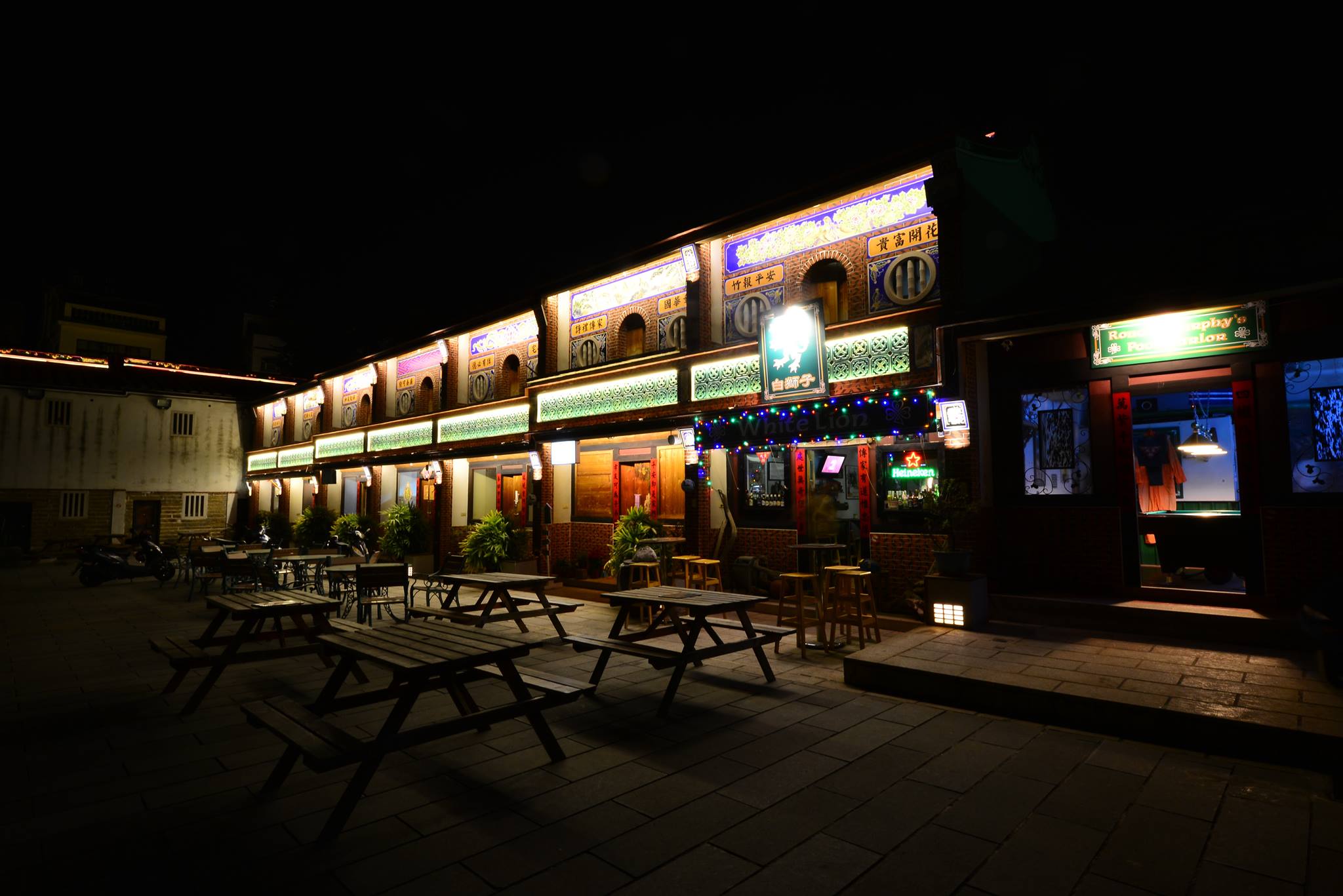 White Lion Cafe Pub不僅是一間賣普通洋酒的酒吧，店內更推出高粱調酒，讓不少遊客慕名前來。