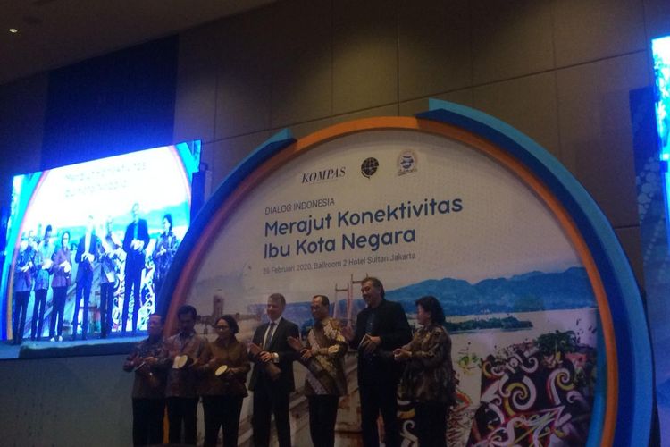 Menteri Perhubungan Budi Karya Sumadi dan beberapa pengisi acara di Dialog Indonesia Merajut Konektivitas Ibu Kota Negara (foto:Kompas)