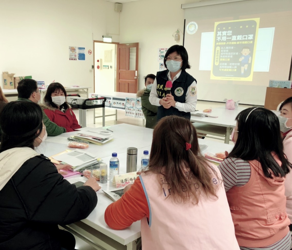 移民署雲林縣服務站特別邀衛生所人員，向新住民們宣導如何正確防範武漢肺炎。（照片來源：移民署提供）