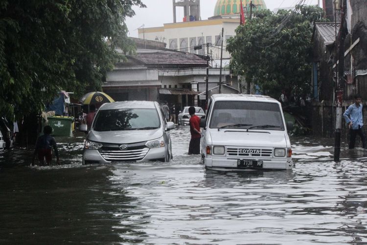 Suasana pemukiman yang terendam banjir akibat hujan di wilayah Cempaka Baru, Kemayoran, Jakarta Pusat, Jumat.