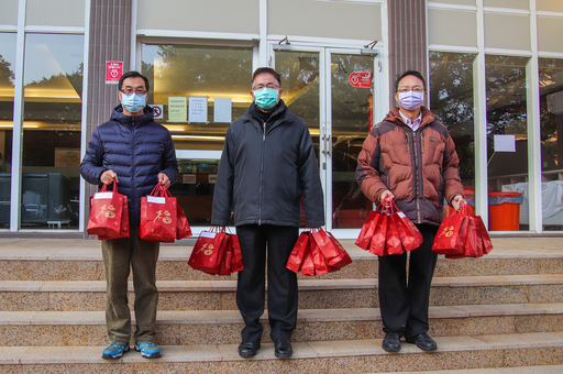 中央大學周景揚校長(中)、周立德主任秘書(右)和生輔組孫中運組長(左)特地帶著水果慰問居家檢疫的港澳學生，為他們加油打氣(翻攝自中央大學網站)