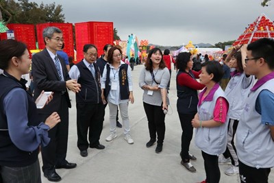 內政部移民署副署長梁國輝(左二)率領新住民發展基金委員等22人參訪新囍同歡燈區，中市府民政局長吳世瑋(左三)代表接待(翻攝自台中市政府網站)