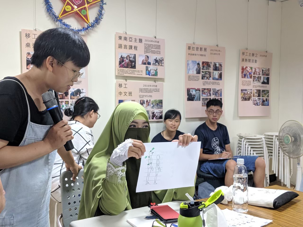 ไข่ตี้ (นามแฝง) ผู้อนุบาลข้ามชาติชาวอินโดนิเซียกำลังเรียนภาษาจีน