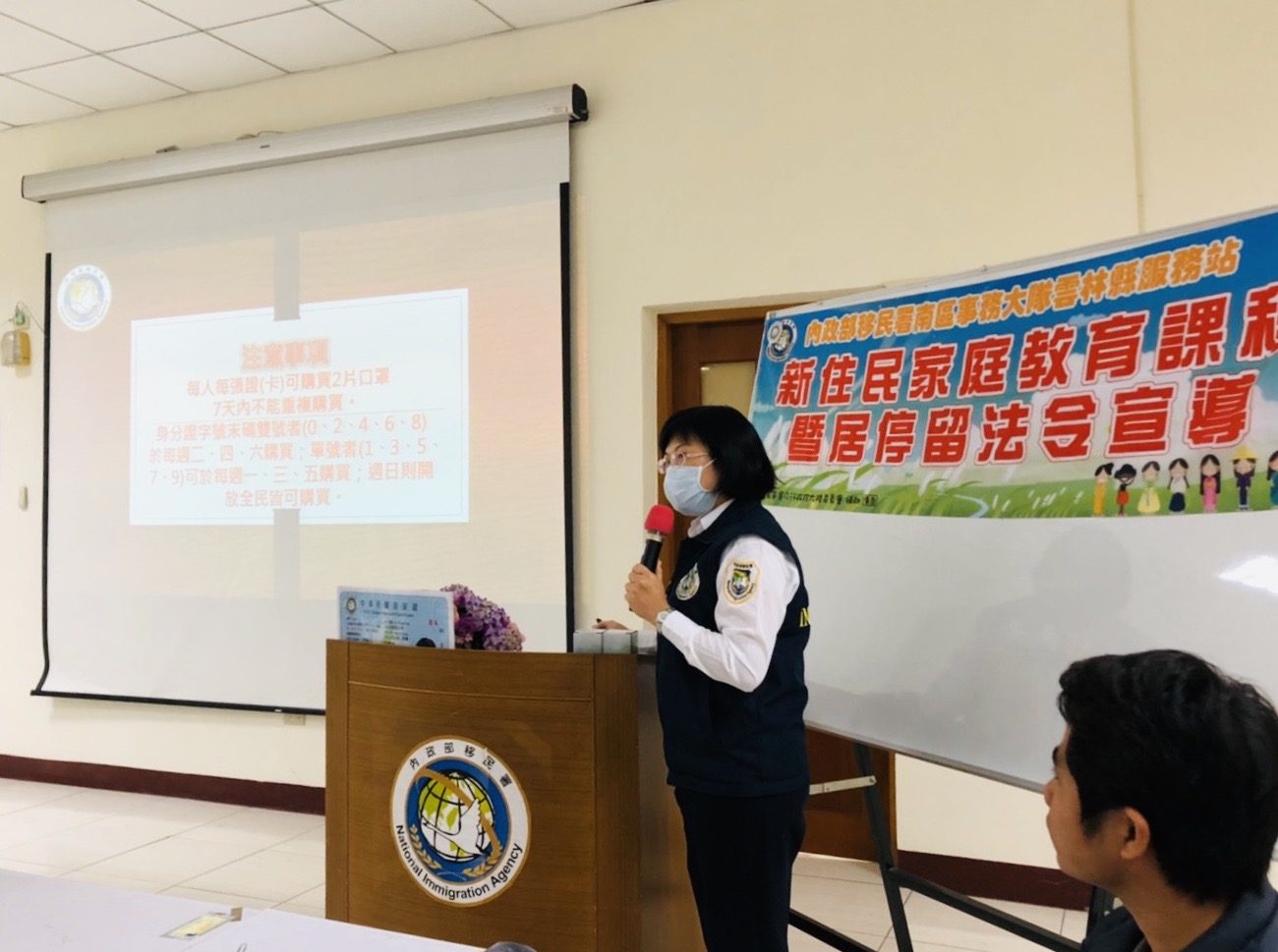 移民署雲林縣服務站特別邀衛生所人員，向新住民們宣導如何正確防範武漢肺炎。（照片來源：移民署提供）