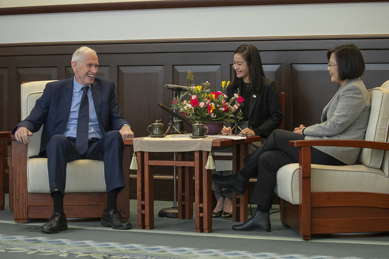 Presiden bertemu dengan Presiden Institut Amerika di Taiwan (AIT) Mo Jian dan bertukar pandangan satu sama lain. (Foto diambil dari situs web Istana Kepresidenan)