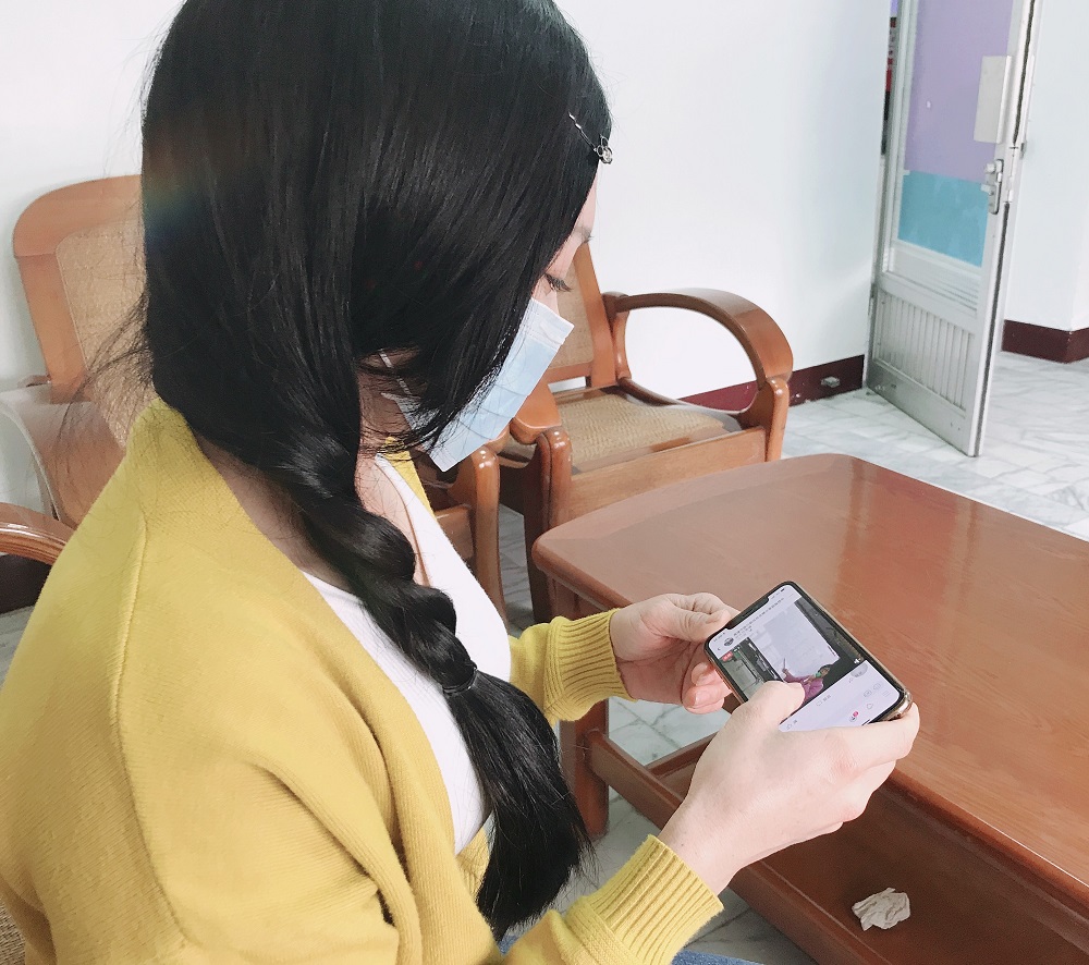 路竹新住民家庭服務中心透過直播教中文，新住民在家即可透過手機學習。（照片來源：高雄市社會局）