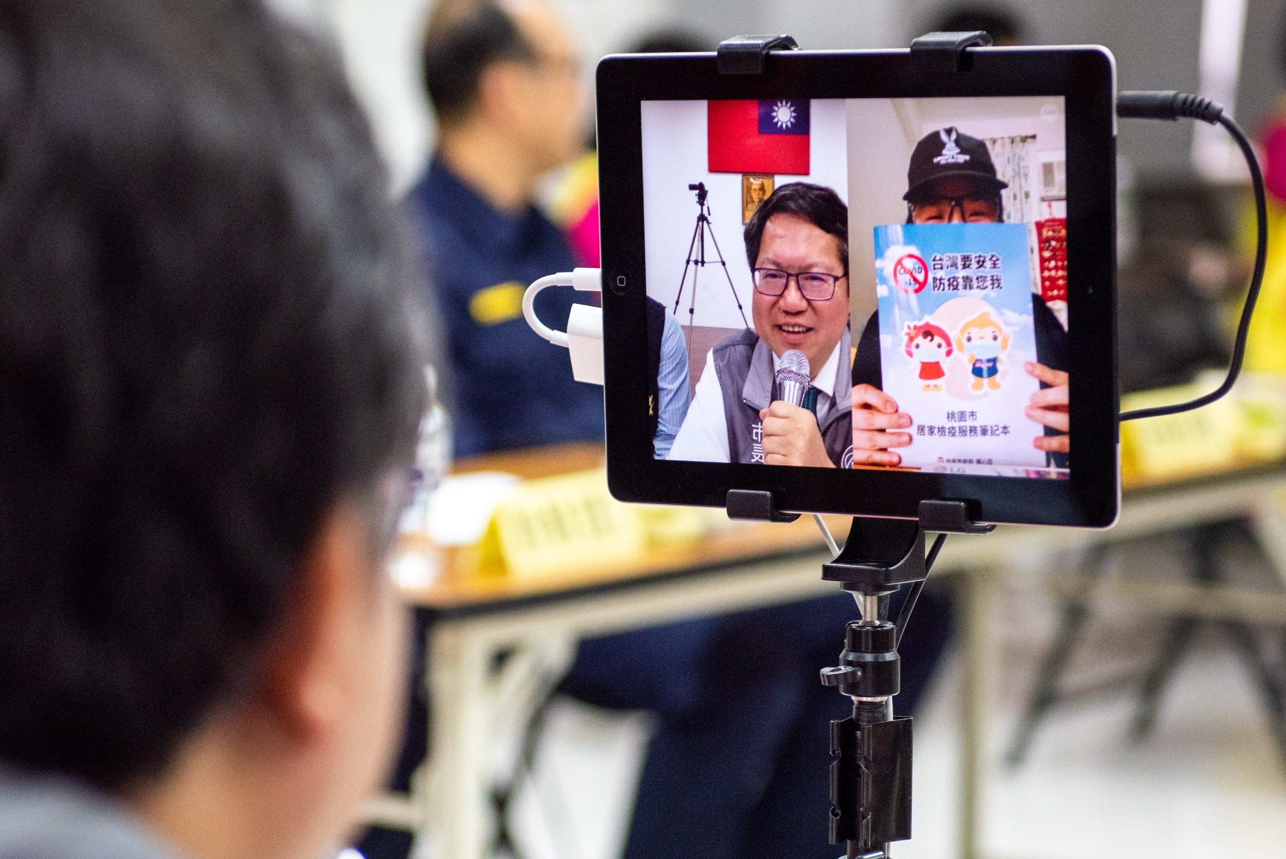 Thị trưởng gọi video thăm hỏi người kiểm dịch tại nhà (ảnh từ website chính quyền tp Đào Viên)