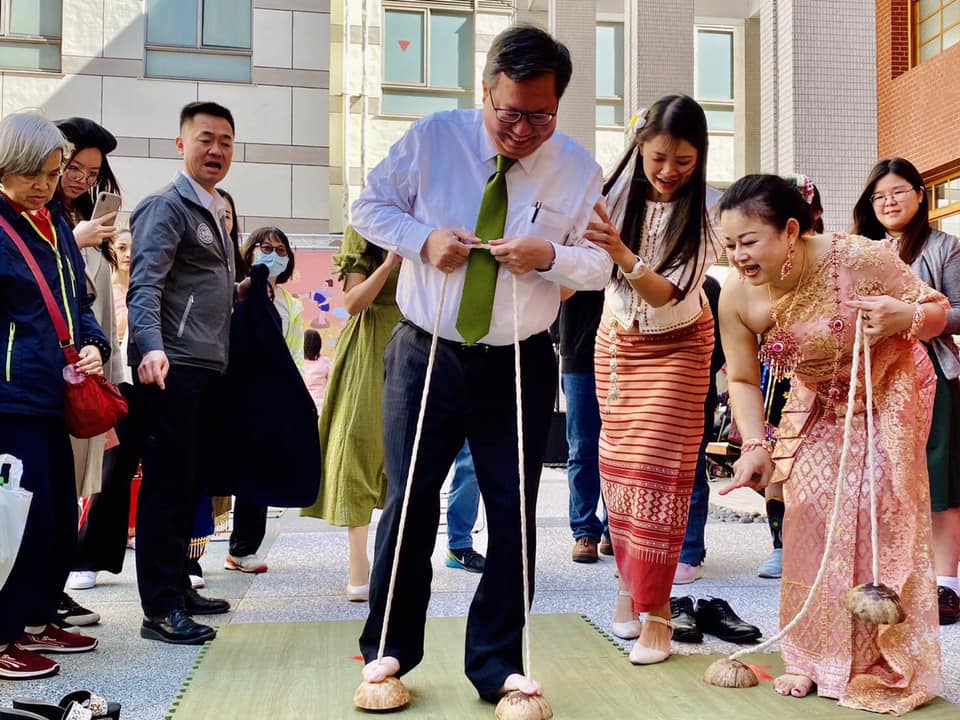 Thị trưởng tp Đào Viên Trịnh Văn Xán cùng trò chơi đi trên gáo dừa đầy thú vị (ảnh: Hội quán văn hóa Cư dân mới tp Đào Viên)