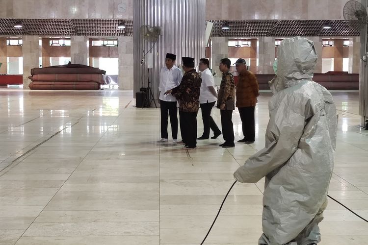 Presiden Joko Widodo meninjau proses sterilisasi Masjid Istiqlal, Jakarta Pusat, Jumat.