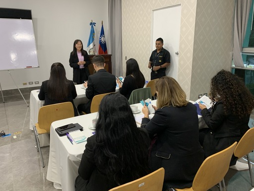 Lin Jiaying dari CCICED menggunakan pengajaran interaktif untuk memungkinkan siswa dari Kementerian Luar Negeri Guatemala untuk belajar bahasa Mandarin dalam situasi yang menyenangkan dan hidup. (Sumber foto: Kementerian Luar Negeri)