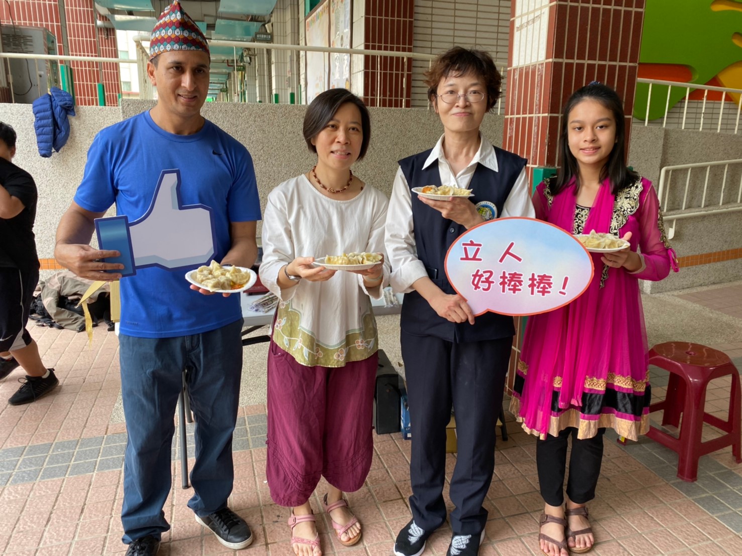 Hựu Hân (thứ nhất bên phải) lớn lên tại Đài Loan từ nhỏ, bố là người Nepal, mẹ là người Đài Loan (ảnh: Trạm phục vụ số 1 Sở Di dân tp Đài Nam)