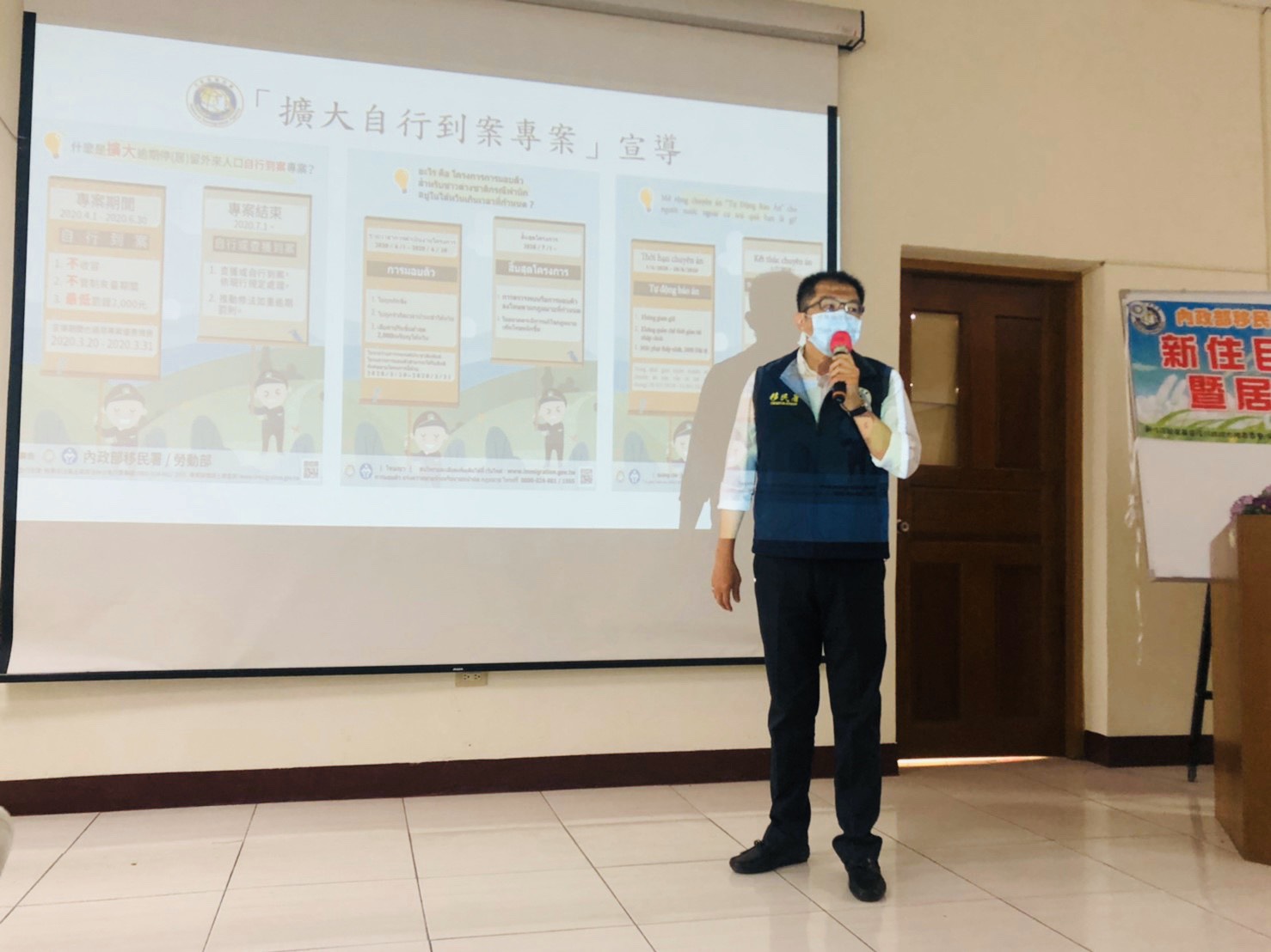 Ông Hoàng Văn Trinh- Giám đốc trạm phục vụ Sở Di dân huyện Vân Lâm tuyên truyền về cách phòng chống dịch bệnh (ảnh: trạm phục vụ Sở Di dân huyện Vân Lâm)