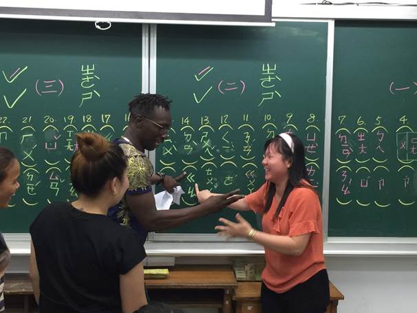 在新住民的華語班裡面，不但學習注音符號，還導入互動遊戲增進學習氣氛。（新北市政府教育局提供）