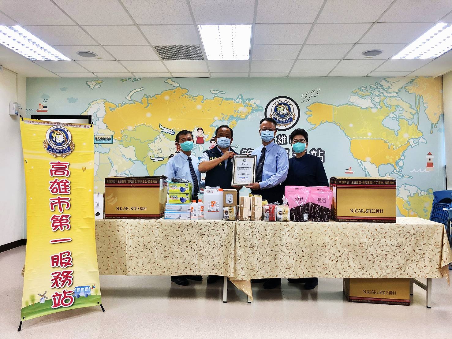 Direktur Stasiun Layanan Pertama Kaohsiung Xu Zhiquan memberikan sertifikat penghargaan kepada relawan Dr. Tzu Chi Hong Qifen dan yang lainnya. (foto dari Departemen Imigrasi Kaohsiung)