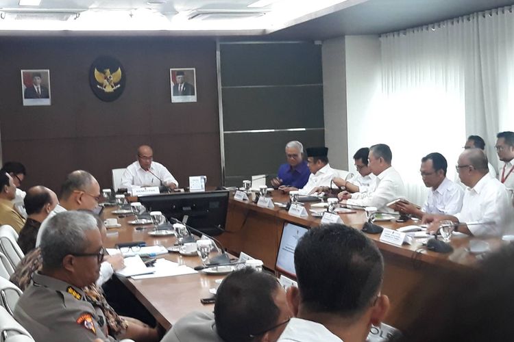 Menteri Koordinator bidang Pembangunan Manusia dan Kebudyaan, Muhadjir Effendy memimpin rapat mengenai revisi hari libur nasional dan cuti bersama tahun 2020