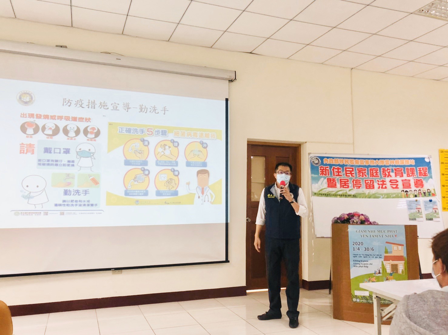 trạm phục vụ Sở Di dân huyện Vân Lâm tuyên truyền về chính sách「Tự động ra đầu thú」(ảnh: trạm phục vụ Sở Di dân huyện Vân Lâm)