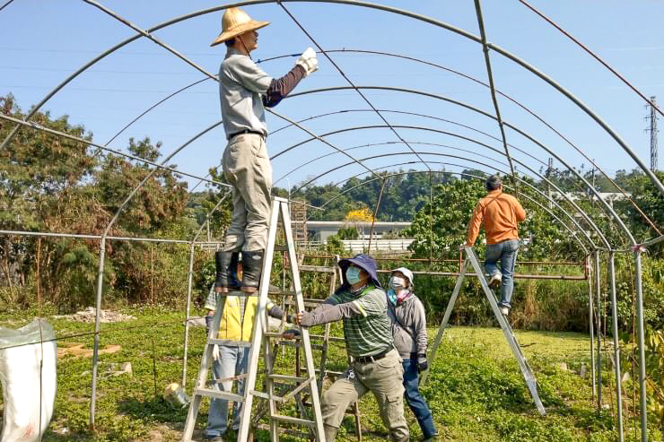 馬敏循環農園築夢計畫搭建溫室(移民署嘉義服務站提供)