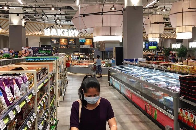 Melonjaknya kasus impor virus corona di Singapura menyebabkan kembali meningkatnya pemandangan warga yang memakai masker