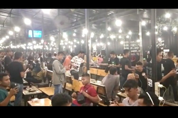Potongan video viral pembubaran kafe tempat nongkrong para pemuda di Surabaya.