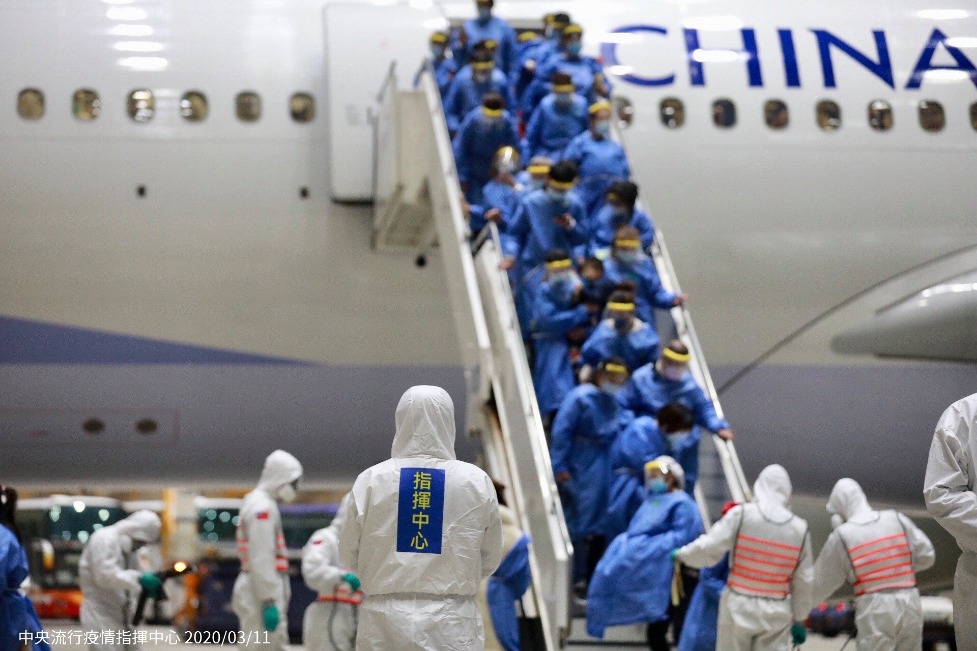 Chuyên cơ chở thương nhân Đài Loan Vũ Hán đợt 2 đã về đến sân bay Đài Loan, những hành khách này sẽ phải cách ly tập trung 14 ngày (ảnh: Sở quản chế bệnh tật)