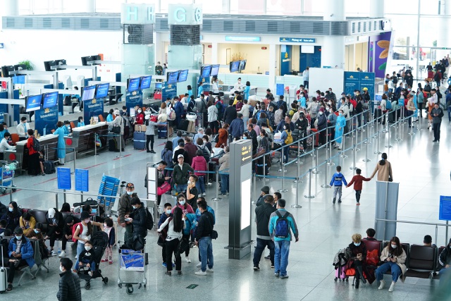 Hành khách qua cảng hàng không-sân bay bắt buộc phải đeo khẩu trang