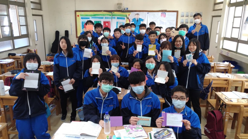 Siswa di Sekolah Menengah Zhuwei menerima kartu liburan dari Sekolah Menengah Maizuru, Fukuoka, Jepang. (Biro Pendidikan Kota Taipei Baru)