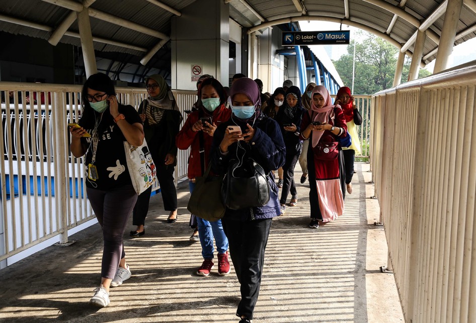 Virus Corona Masuk Indonesia, Warga Jakarta Kenakan Masker(Kompas)