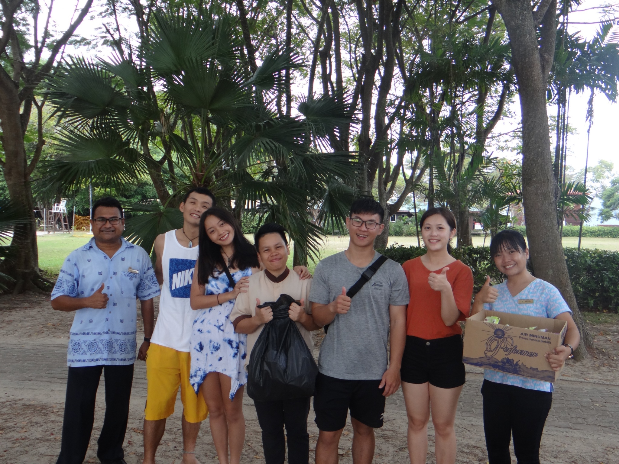 團隊與馬來西亞沙巴居民一起淨灘，並宣導垃圾分類觀念(翻攝自教育部網站)