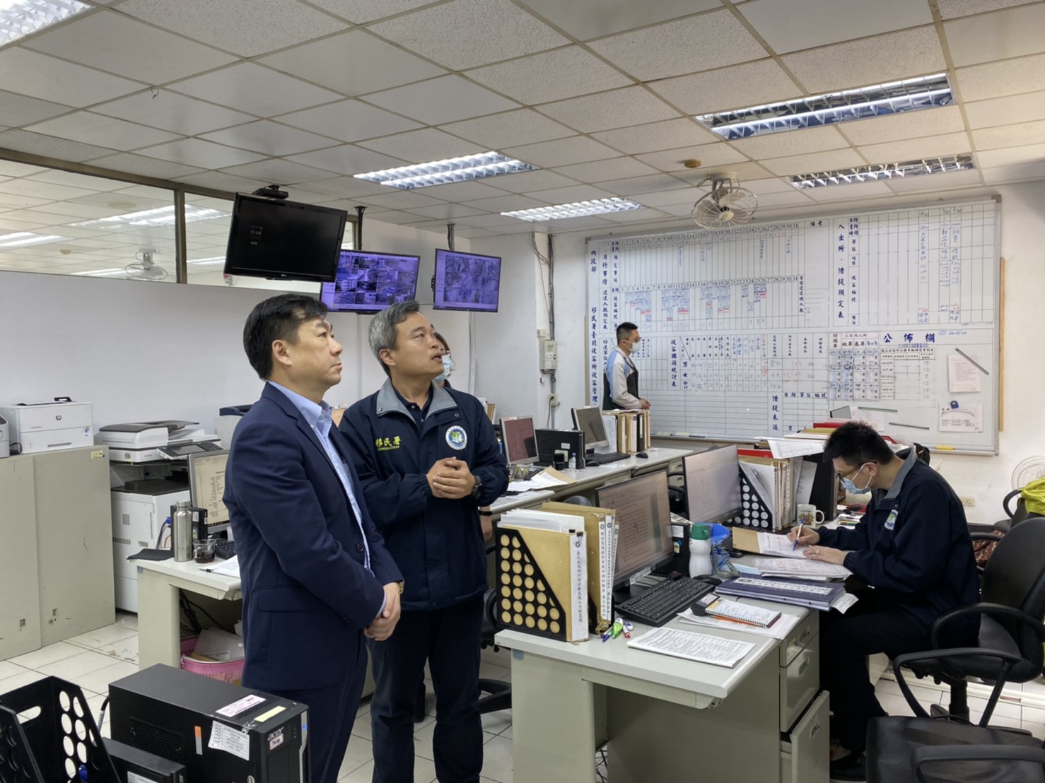 Wakil Sekretaris Chen Zongyan (kiri) memeriksa pencegahan epidemi (foto dari Departemen Imigrasi)