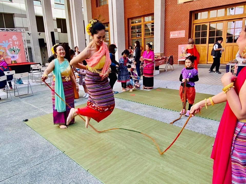 Các chị em Cư dân mới đem đến những trò chơi tuổi thơ tại quê nhà (ảnh: Cục Văn hóa Đào Viên)