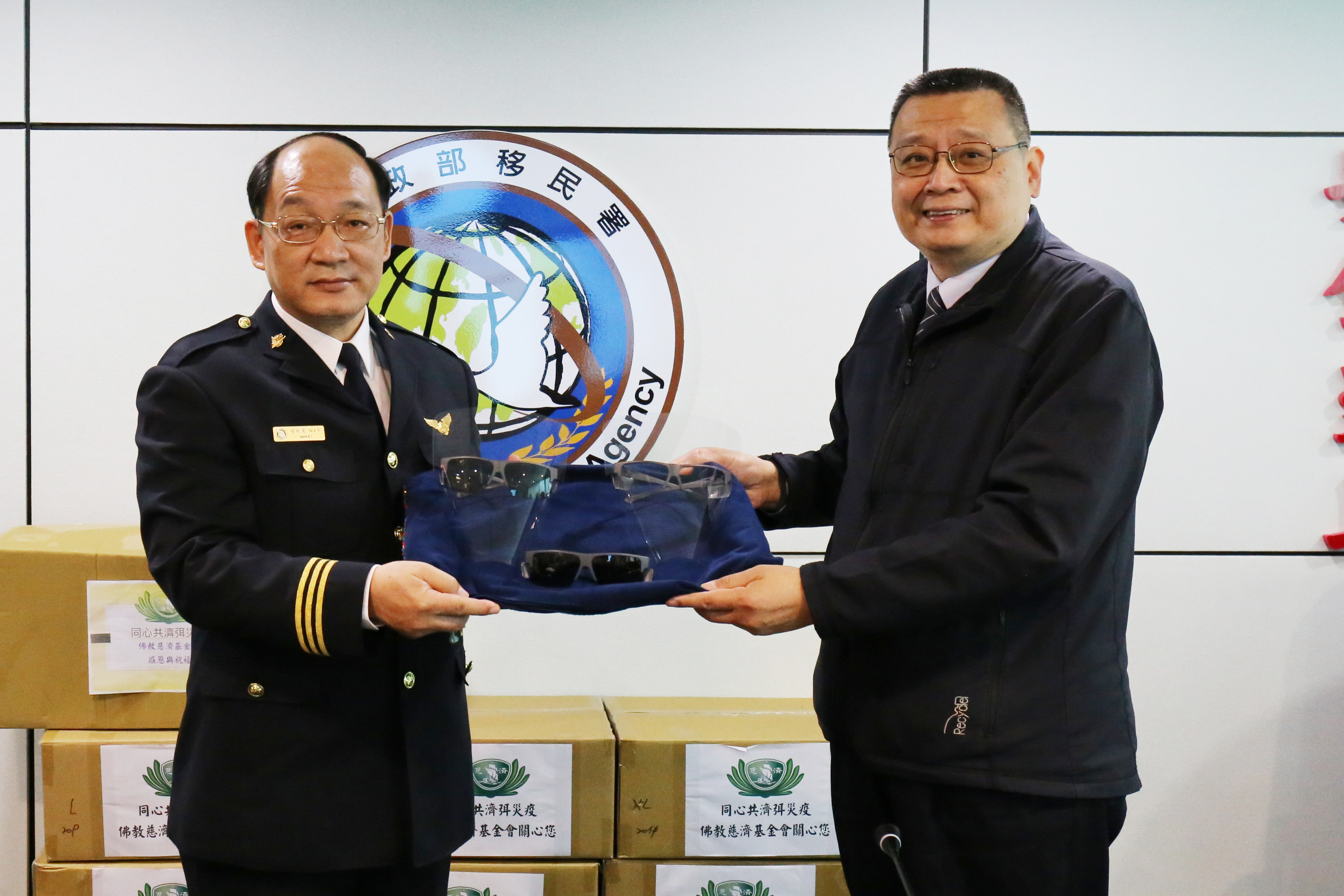 General manajer Li Dingming dari Daai Thanksgiving Technology Co., Ltd. menyumbangkan masker pelindung. (foto: Imigrasi)