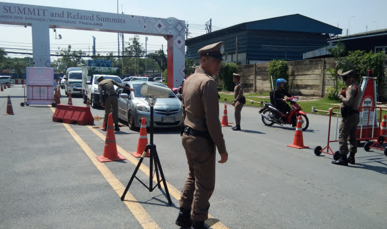 วันแรกของการบังคับใช้ พ.ร.ก.ฉุกเฉินในไทย ตำรวจนครบาล ร่วมหน่วยงานที่เกี่ยวข้อง ตั้งจุดคัดกรองโรคโควิด-19 รวม 7 จุด เส้นทางรอยต่อเข้ากทม. (ภาพจาก กรมประชาสัมพันธ์)