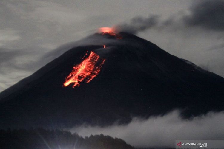 Guguran lava pijar Gunung Semeru terlihat dari Desa Pranajiwo, Lumajang, Jawa Timur, Rabu.