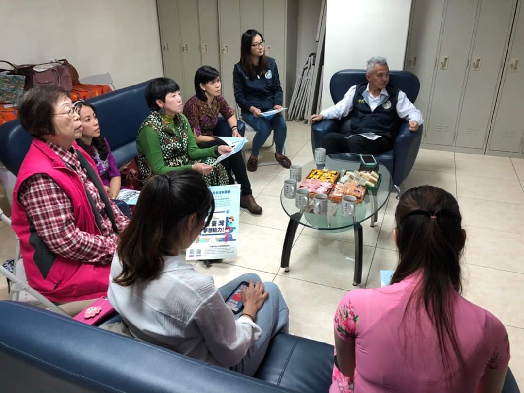 移民署新竹市服務站主任藍紹譽，曾經外派越南的站主任，因此能與越南新住民姊妹流暢溝通。