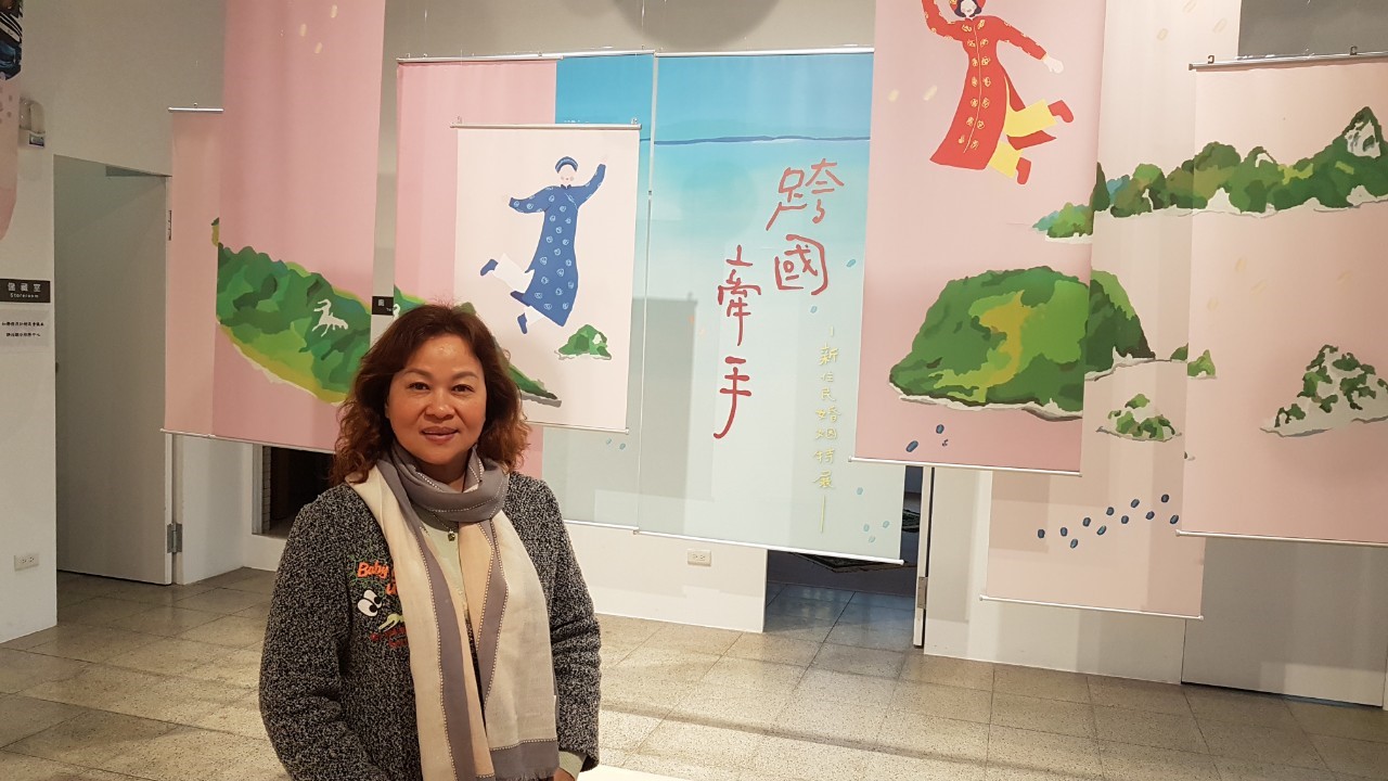 性格活潑的馮玉英策劃「跨國牽手-新住民婚姻特展」，幫助社會認同新住民姊妹