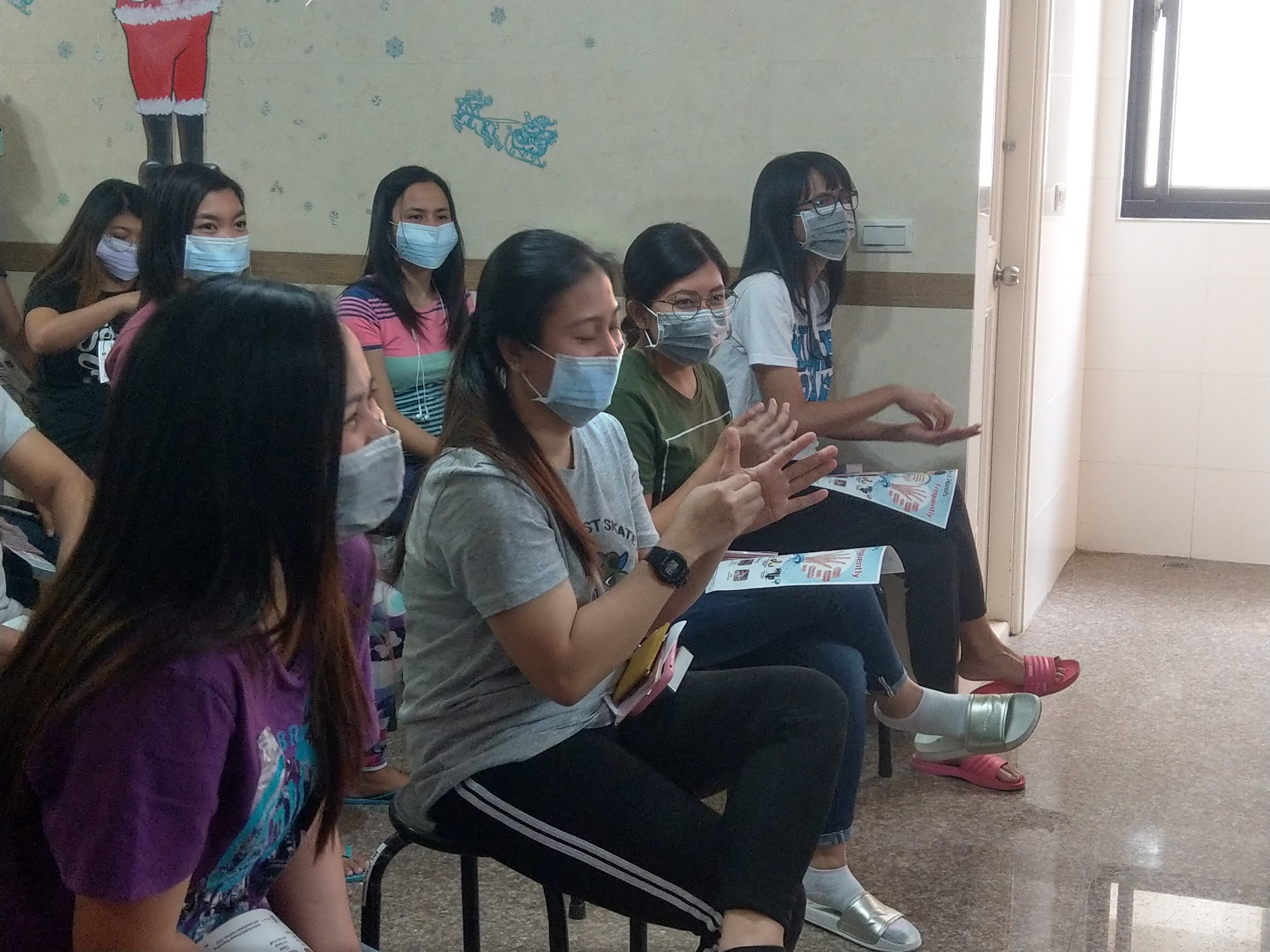 南科移工跟著示範練習正確洗手方式(移民署臺南市第二服務站提供)