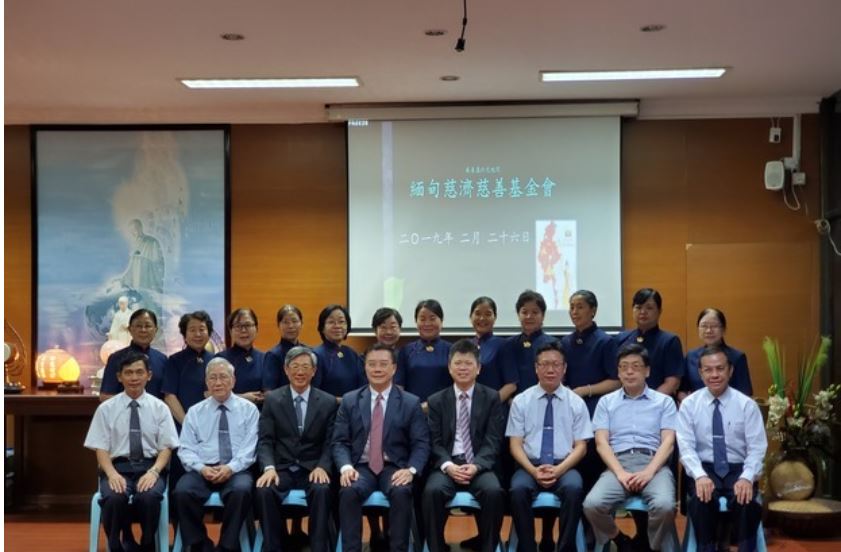 李朝成(左4)與接待的慈濟志工一起合影。(翻攝自僑委會網站)