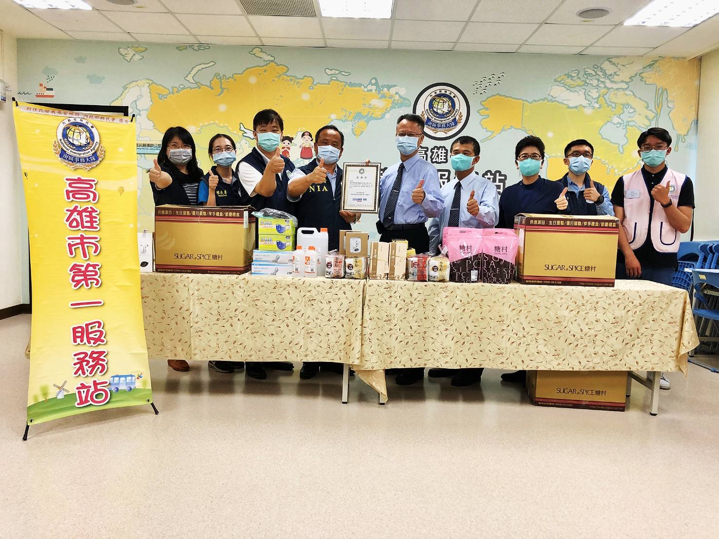 Relawan Tzu Chi, Dr. Hong Qifen dan rombongannya mewakili Yayasan Tzu Chi dan pergi ke stasiun layanan pertama Kota Kaohsiung (foto dari Departemen Imigrasi Kaohsiung)