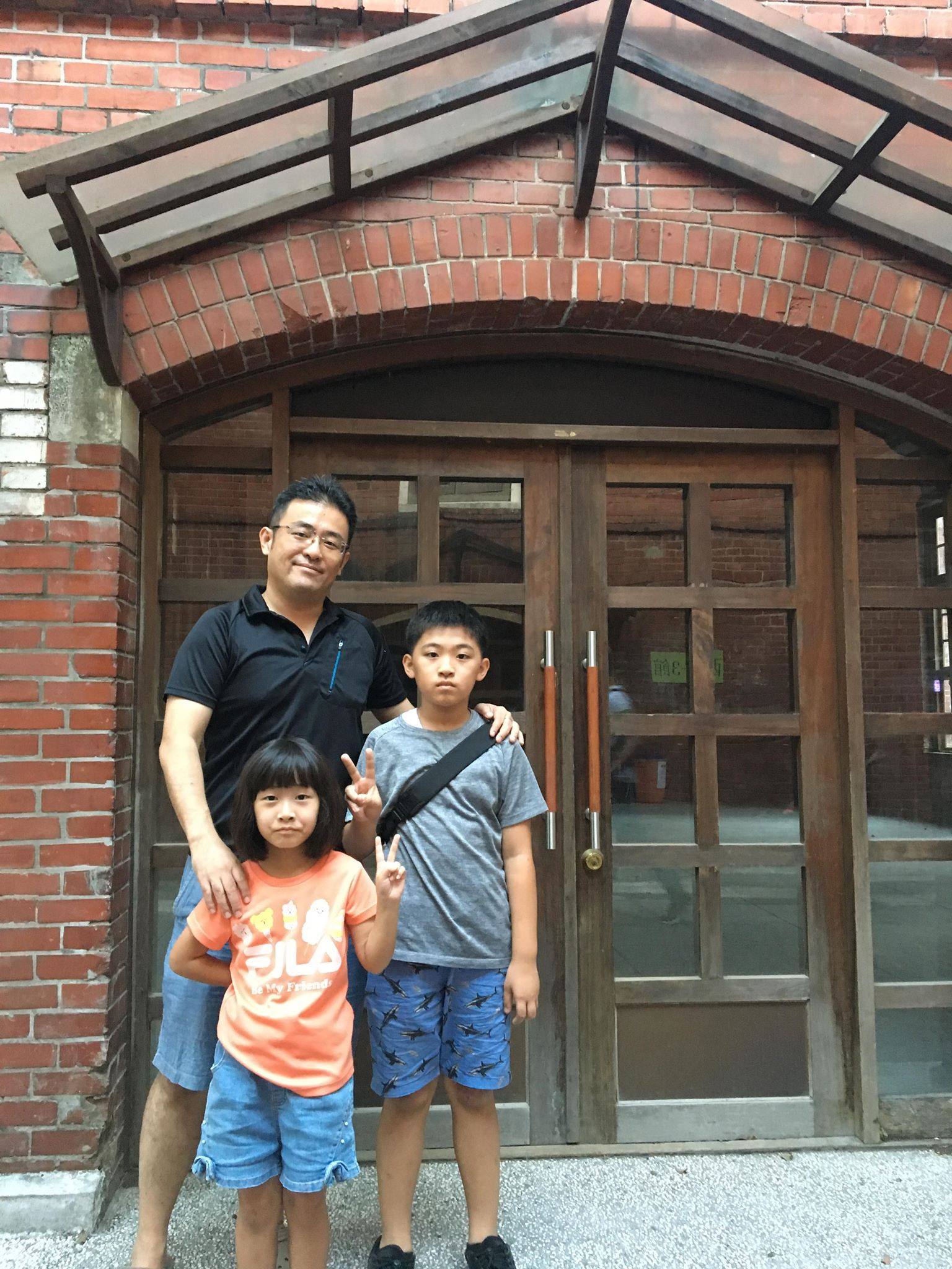 出口仁在臺灣娶妻，目前育有兩名可愛的孩子，有空時就會陪他們一起出遊。(出口仁提供)