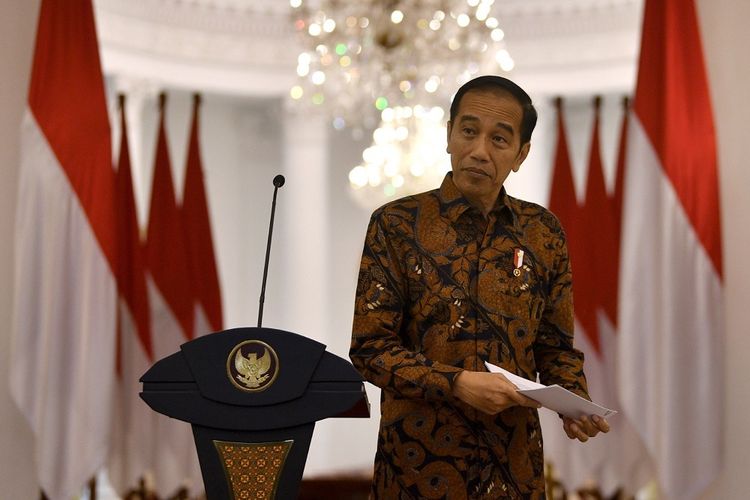 Presiden Joko Widodo menyampaikan keterangan pers terkait penangangan COVID-19 di Istana Bogor, Jawa Barat, Minggu 