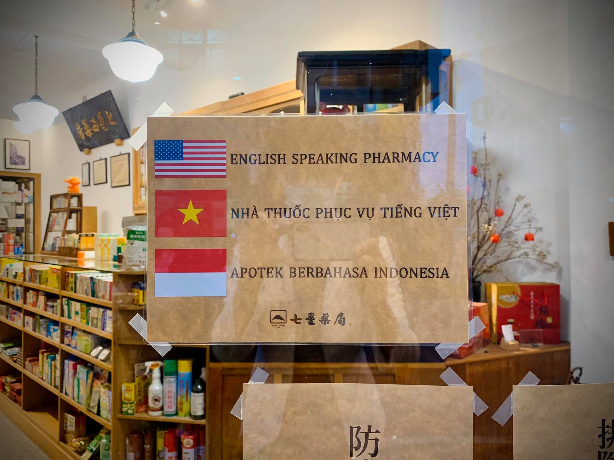 tiệm thuốc Thất Tinh tại Gia Nghĩa thân thiện với các ngôn ngữ tiếng Anh, Việt, Indonesia (ảnh từ Facebook tiệm thuốc Thất Tinh).