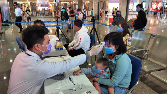  hình ảnh kiểm soát dịch 2019-nCoV tại ga đến quốc nội sân bay Tân Sơn Nhất
