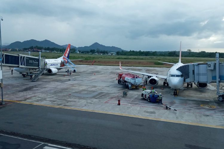 Pesawat milik maskapai Sriwijaya Air Group saat di Bandara Depati Amir, Pangkal Pinang