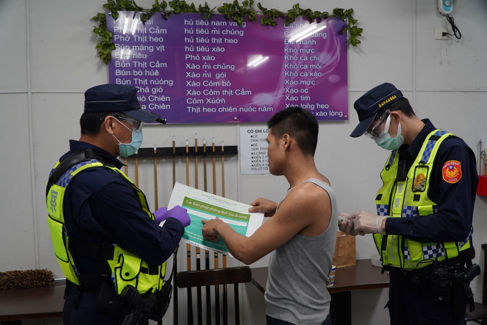 臺南市警三分局向移工多語宣導防疫(翻攝自臺南市政府警察局第三分局臉書)