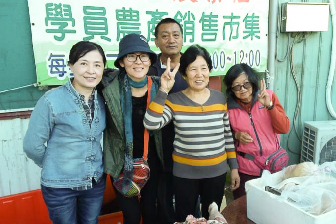 馬敏(左2)與新住民一起於銷售市集展現農園成果(移民署嘉義服務站提供)